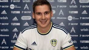 Leeds contrata Max Wober ao Salzburgo