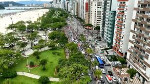 Cortejo fúnebre de Pelé em direto: milhares nas ruas de Santos no último adeus ao Rei