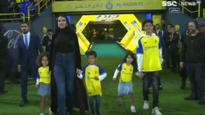 Família de Cristiano Ronaldo também subiu ao relvado durante a apresentação de CR7 no Al-Nassr