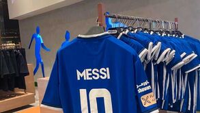 Provocação a Cristiano Ronaldo? Grande rival do Al Nassr coloca à venda camisolas com o nome de... Messi