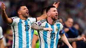 Agüero lembra raspanete de Messi na festa do título: «Bebi bastante, ele irritou-se e disse-me 'Pára!'»