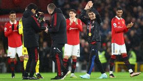 Lisandro Martínez mostra medalha de campeão do Mundo em Old Trafford e é aplaudido de pé