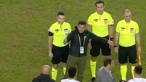 Nuri Sahin fez de 'segurança' para conter a fúria... dos próprios jogadores
