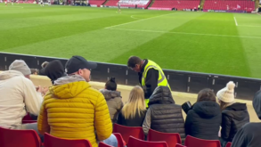 Quem diz que no futebol não há romance? Adeptos rivais trocam números... com ajuda de steward