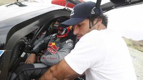 Carlos Sainz ajudou a fechar a porta do Audi do pai e... meteu-se numa trapalhada
