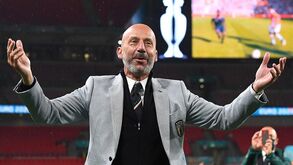 Clubes de Vialli descrevem-no como avançado 
