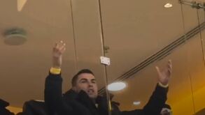 Cristiano Ronaldo sofre na tribuna a ver jogo do Al Nassr com o Al Tai de Pepa 