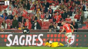 Seria o terceiro penálti para o Benfica na 1.ª parte mas o árbitro consultou as imagens e reverteu decisão