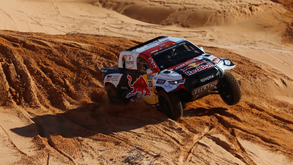 Dakar'2023: Al-Attiyah vê adversários desistir e tem triunfo na mão