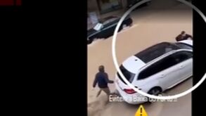 Imagens impressionantes mostram homem a ser arrastado pela água na baixa do Porto
