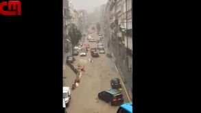 Chuva deixa carros submersos na rua dos Clérigos no Porto
