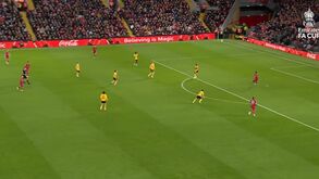 Liverpool dá a volta ao marcador frente ao Wolves em lance com golo polémico de Salah e erro de Toti