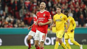 Segundo penálti para o Benfica em 9 minutos: desta vez Nakamura defendeu remate de Aursnes