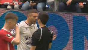 Podolski viu um cartão vermelho num torneio de beneficência... que o próprio organiza
