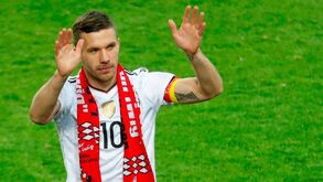 Podolski perdeu a cabeça: Organiza jogo solidário e acaba expulso por insultar o árbitro