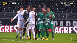Boateng confortado por colegas e adversários no V. Guimarães-Rio Ave após alegados insultos racistas