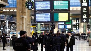 Homem esfaqueou cinco pessoas em estação de comboios de Paris