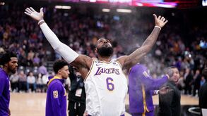 LeBron James justifica momento dos Lakers: «Não sabemos qual é a nossa identidade...»