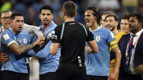 De cabeça perdida: Cavani dá soco no monitor do VAR no final do Gana-Uruguai