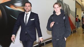 As imagens da chegada de Andreas Schjelderup a Lisboa