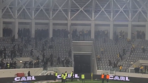 Chuva de cadeiras na bancada no dérbi de Limassol e as autoridades nada conseguem fazer