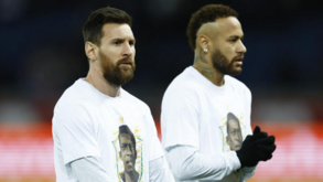 Messi, Neymar e restantes jogadores do PSG envergam camisola de homenagem a Pelé