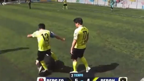 Cenas lamentáveis na Guatemala: jogador agride árbitro ao pontapé em pleno jogo