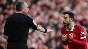 Bruno Fernandes marca na vitória do Manchester United e irrita-se com o árbitro