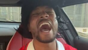 Evra provoca irmãos Gallagher com música dos Oasis após vitória do United no dérbi de Manchester