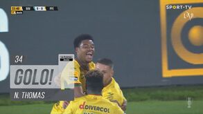 O grande livre direto de Nigel Thomas que colocou o Paços na frente em Vila do Conde