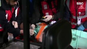 Al-Nassr: Guarda-redes da equipa de Cristiano Ronaldo sofre grave lesão e sai de ambulância