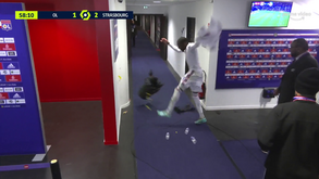 Jogador do Lyon ficou insatisfeito por ser substituído e pontapeou caixote do lixo na ida para o balneário