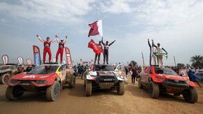 Abraços e muitos sorrisos: as melhores imagens da festa no final do Dakar