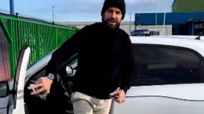 Gerard Piqué aparece em evento da Kings League ao volante... de um Twingo