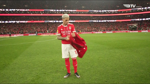 Enzo Fernández mostrou medalha de campeão mundial e foi ovacionado na Luz