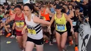 Vários atletas 'atropelados' após arranque caótico no 10K Valência