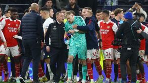 Adepto pontapeia guarda-redes do Arsenal após vitória em casa do Tottenham