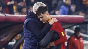 Golo de futebol de praia no Roma-Fiorentina: Abraham deu 'peitaça' e Dybala atirou uma bomba