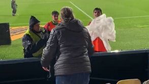 Adeptos do V. Guimarães deram capas de chuva aos apanha-bolas do Gil Vicente