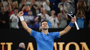 Djokovic vence Carballes Baena e segue para a segunda ronda do Open da Austrália