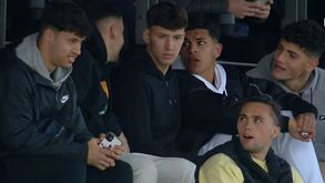 Jogadores da equipa principal do Sporting atentos aos Sub-23