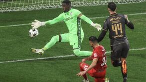 Bruno Varela impede golo com a mão direita: guarda-redes do V. Guimarães protagonista da defesa da jornada