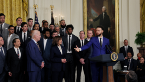 Biden recebe campeões Golden State Warriors na Casa Branca após polémica com Trump
