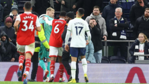 Novas imagens: o momento em que adepto do Tottenham agride guarda-redes do Arsenal e foge pela bancada