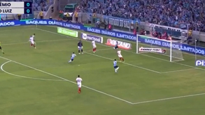 Suárez só precisou de 5 minutos para se estrear a marcar pelo Grémio: com uma grande chapelada!