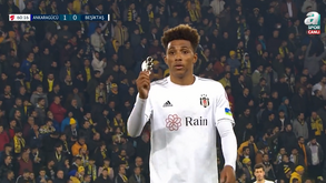 Gedson encontrou... uma soqueira no relvado durante o Ankaragücü-Besiktas