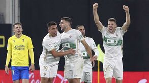 Árbitro afastado por erro escandaloso no Elche-Cádiz pede desculpa: «Quem mais perdeu nesta história fui eu»