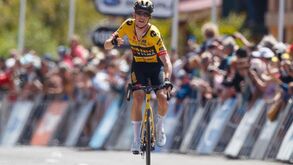 Rohan Dennis vence segunda etapa e sobe à liderança do Tour Down Under