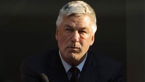 Alec Baldwin acusado de homicídio involuntário após disparo fatal durante filmagens 