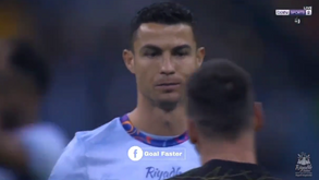 O momento mais aguardado aconteceu: o cumprimento de Ronaldo e Messi antes do jogo